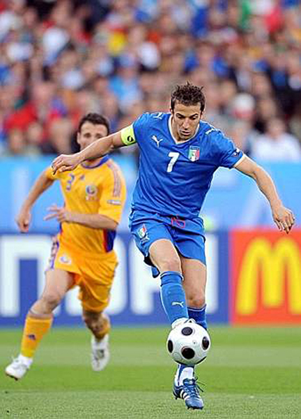 Euro 2008 (11).jpg - Italian forward Alessandro Del Piero (R) controls the ball in front of Romanian defender Razvan Rat during the Euro 2008 Championships Group C football match Italy vs. Romania on June 13, 2008 at Letzigrund stadium in Zurich, Switzerland.